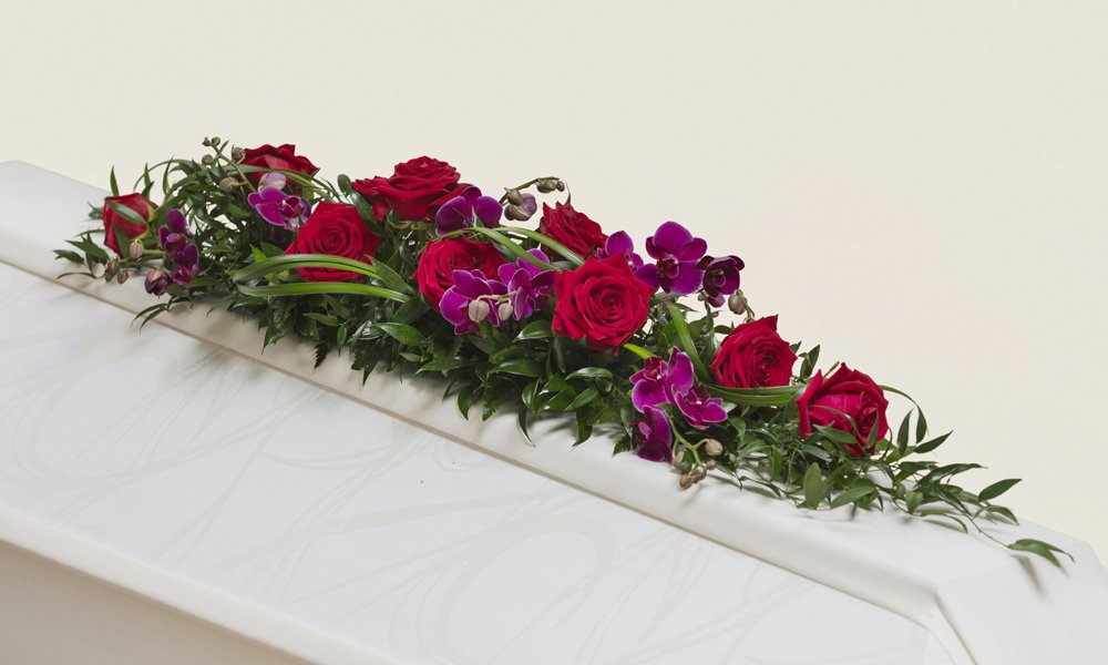 Punaista ruusua ja punaista Phalaenopsis orkideaa.