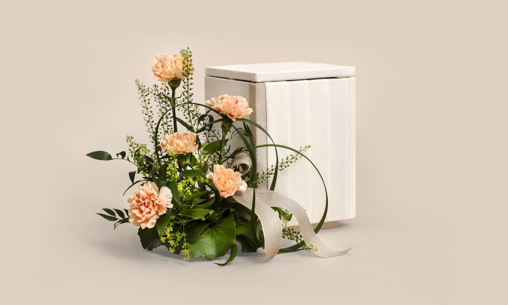 Persikanväristä germiniä ja neilikkaa sekä valkoista oksaneilikkaa.