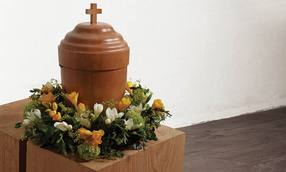 Valkoinen ja keltainen freesia, vihreää kukkaa vuodenajan mukaan